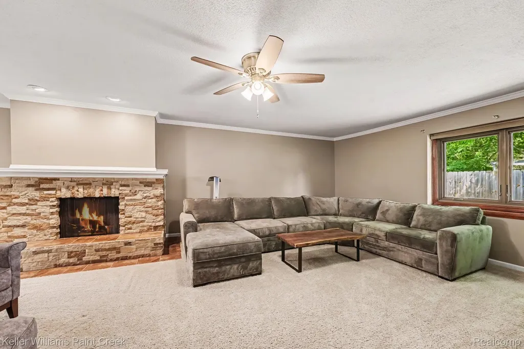 1087 Collingwood Drive Rochester Hills City MI 48307
