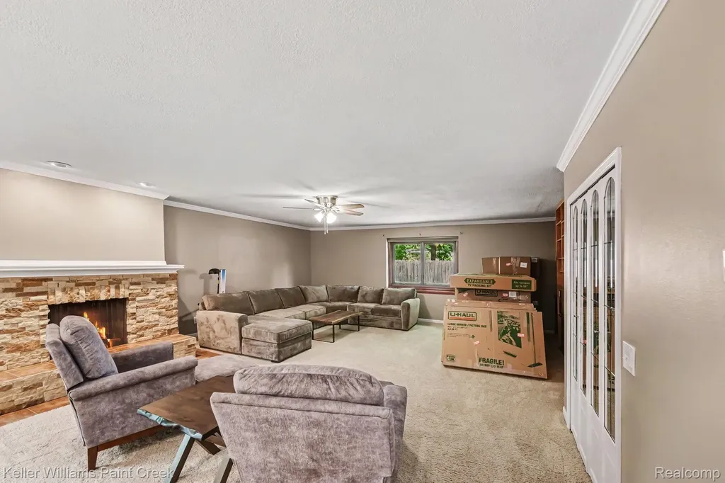 1087 Collingwood Drive Rochester Hills City MI 48307