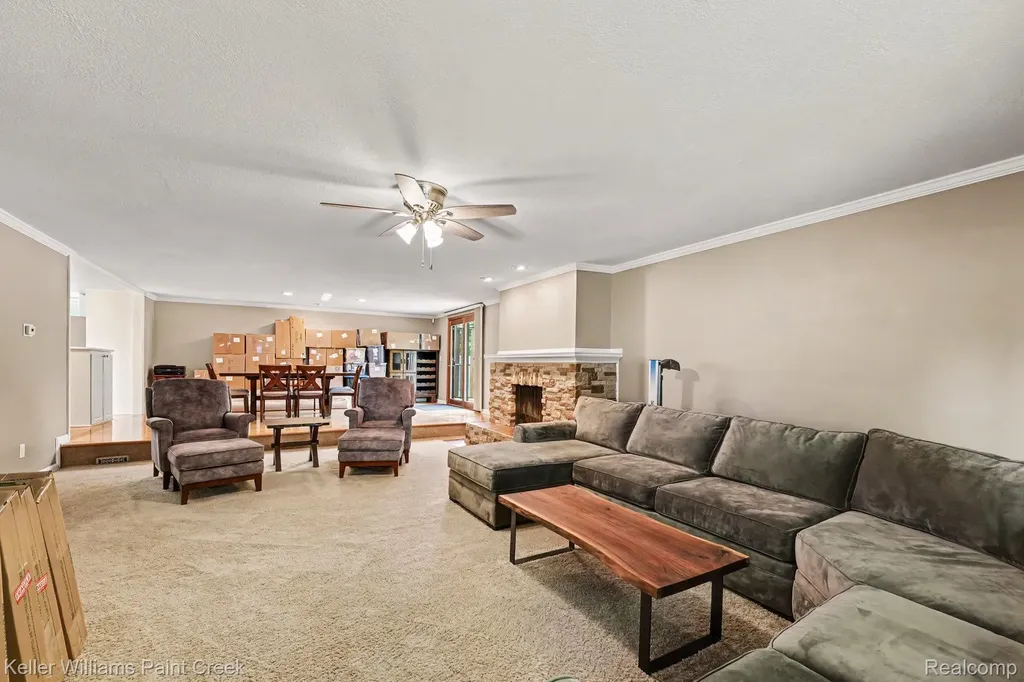 1087 Collingwood Drive Rochester Hills City MI 48307