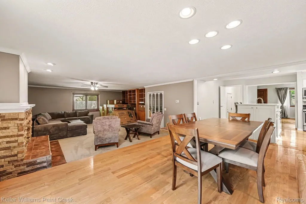 1087 Collingwood Drive Rochester Hills City MI 48307