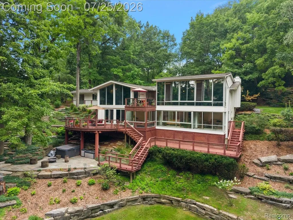 4910 Malibu Drive Bloomfield Charter Township MI 48302