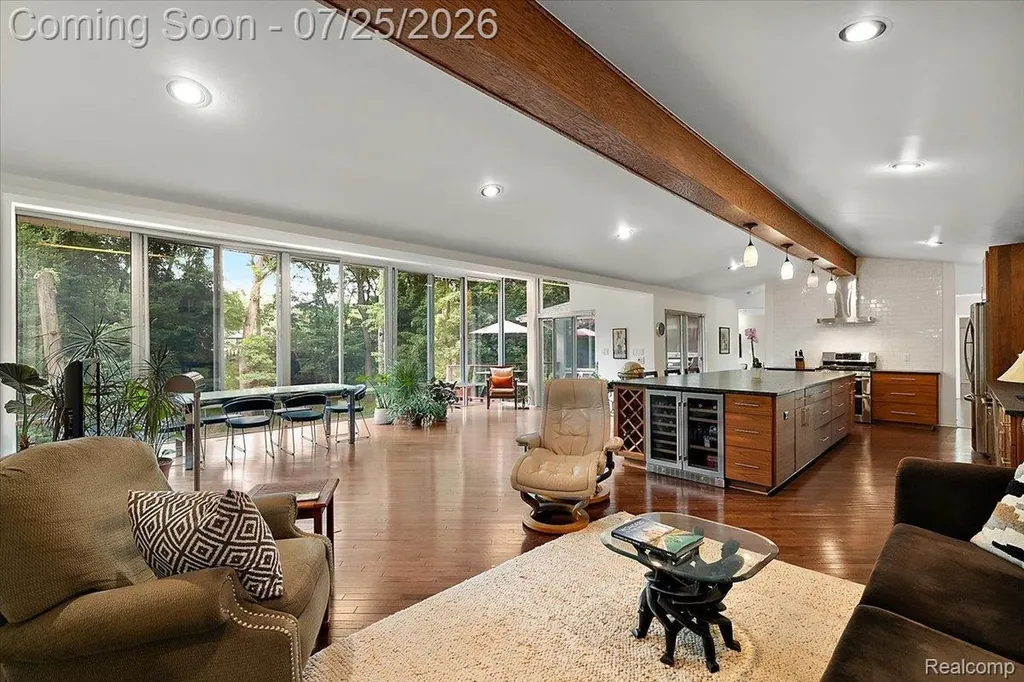 4910 Malibu Drive Bloomfield Charter Township MI 48302