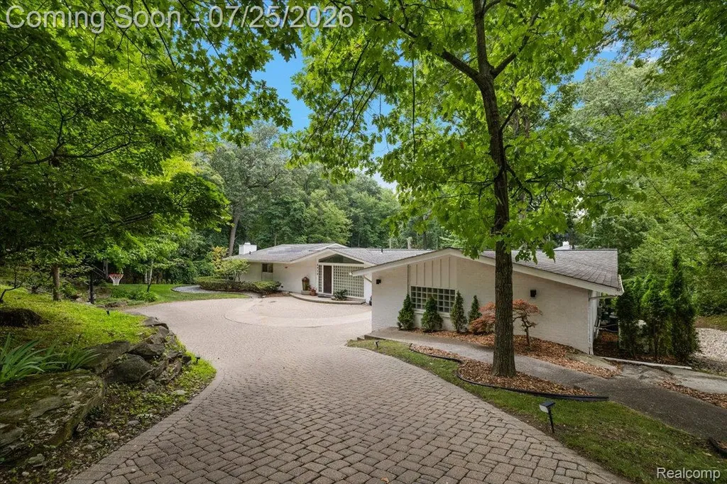 4910 Malibu Drive Bloomfield Charter Township MI 48302