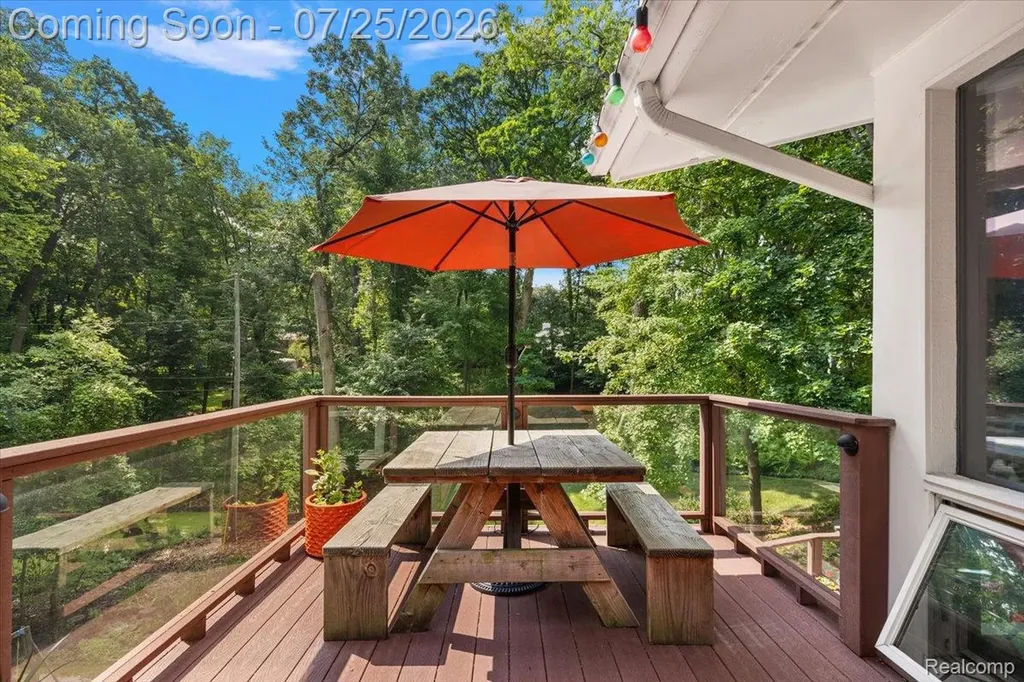 4910 Malibu Drive Bloomfield Charter Township MI 48302