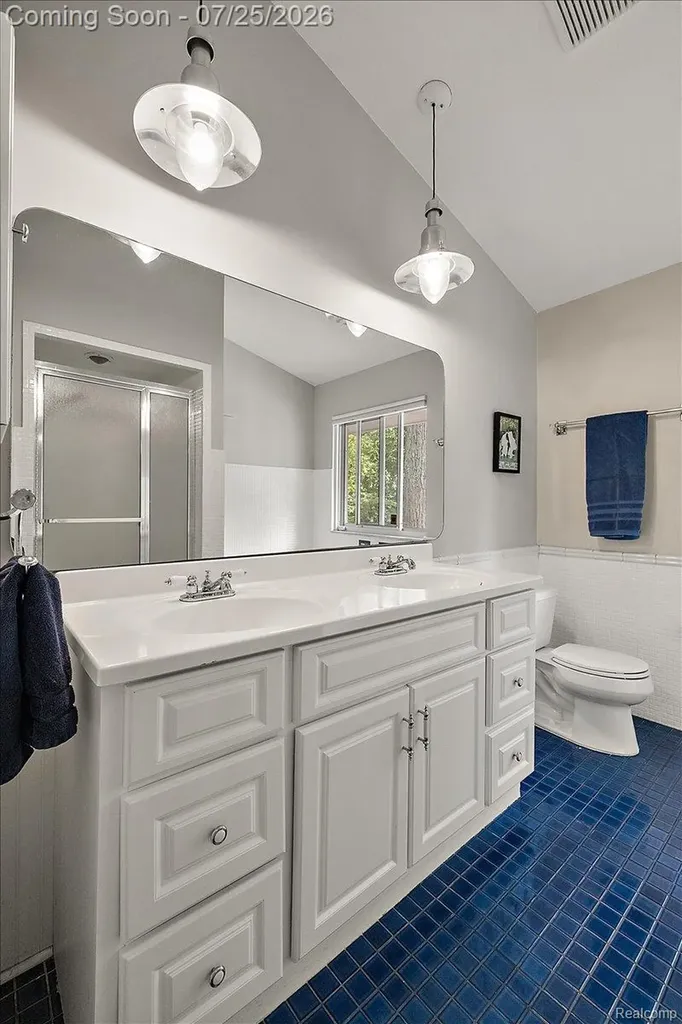 4910 Malibu Drive Bloomfield Charter Township MI 48302