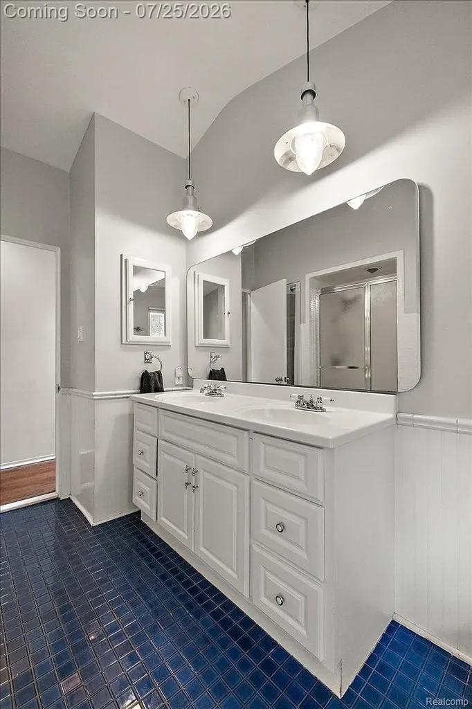 4910 Malibu Drive Bloomfield Charter Township MI 48302
