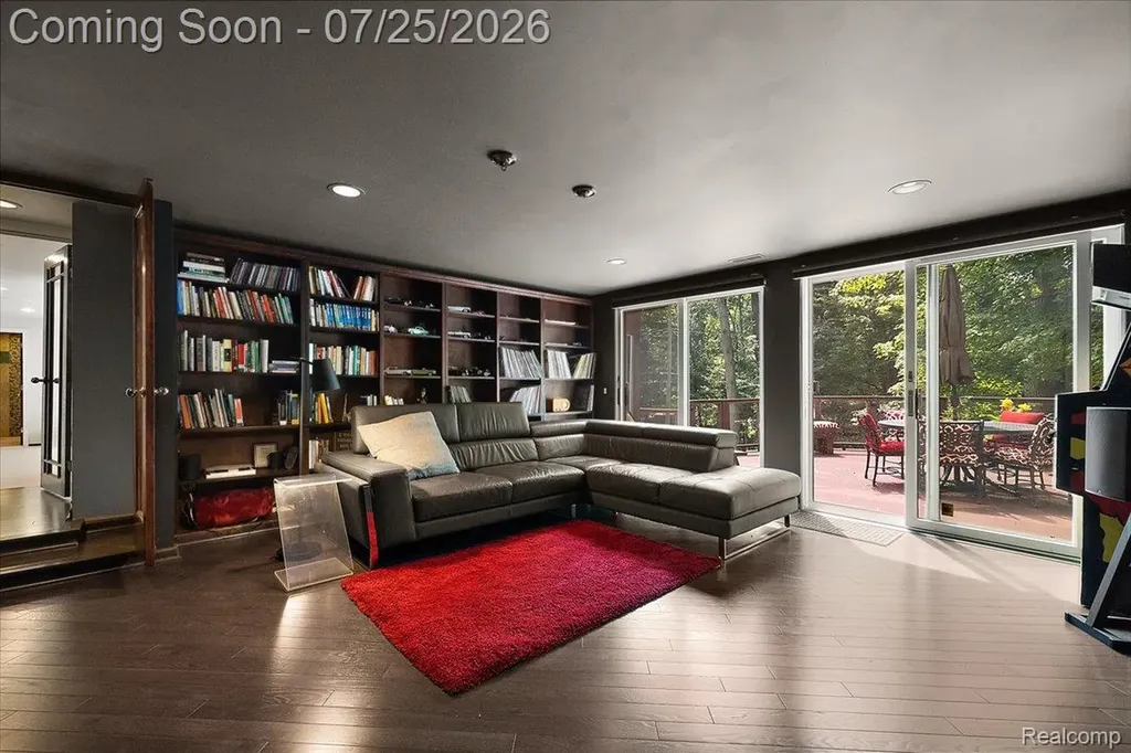 4910 Malibu Drive Bloomfield Charter Township MI 48302