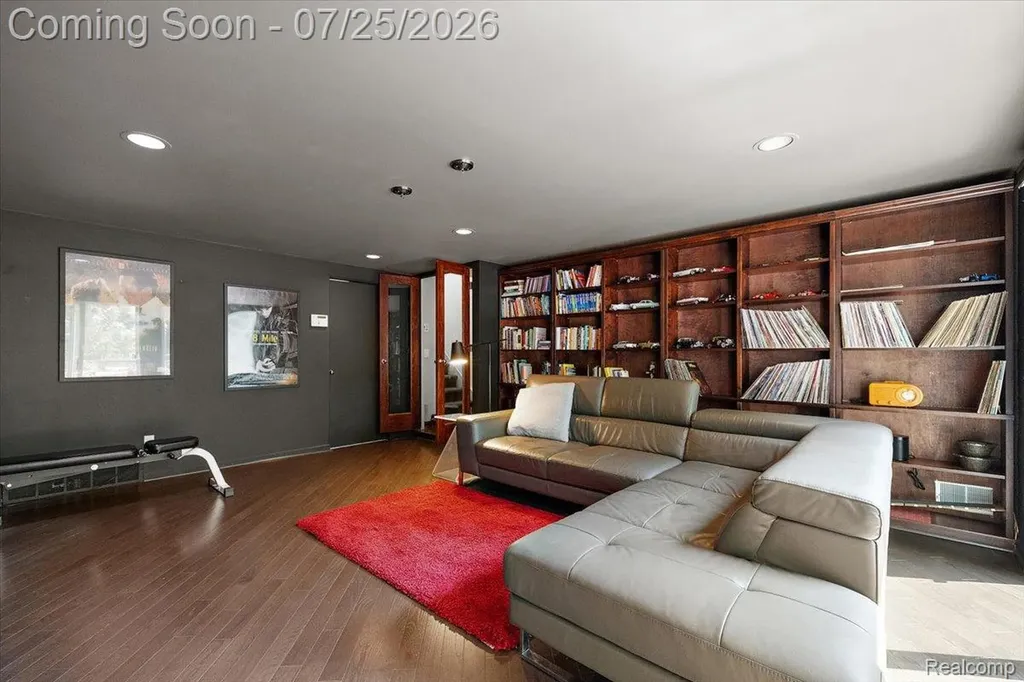 4910 Malibu Drive Bloomfield Charter Township MI 48302