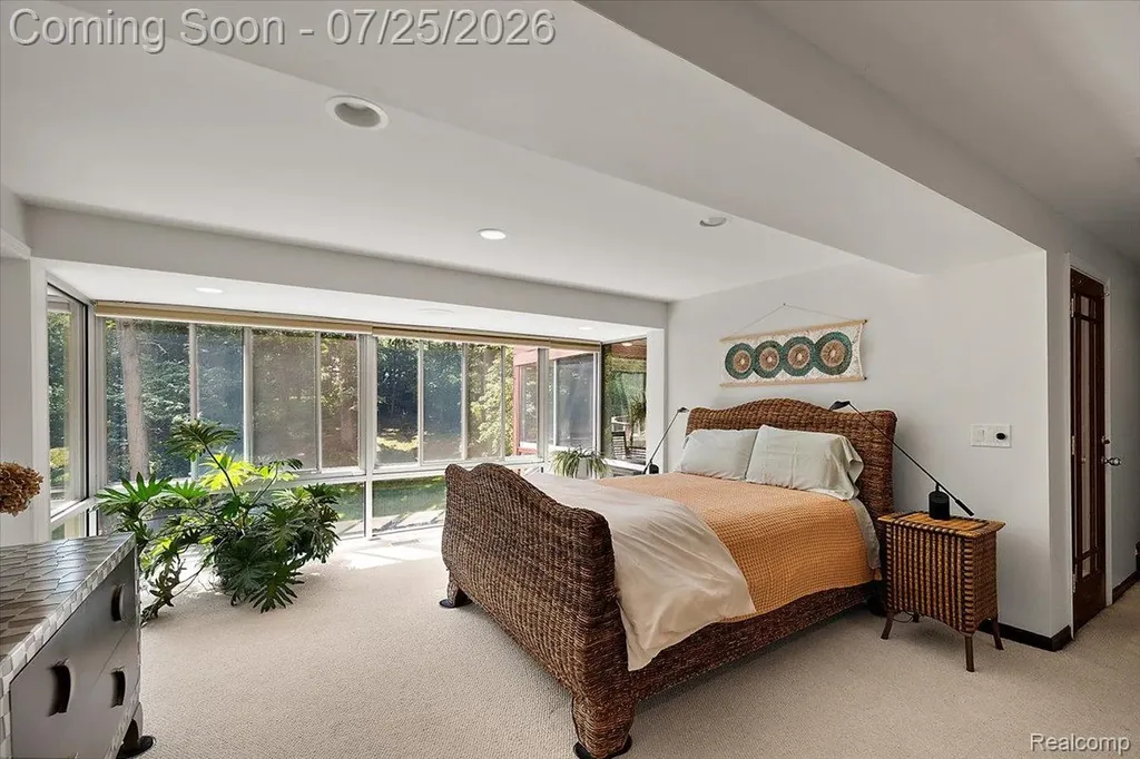 4910 Malibu Drive Bloomfield Charter Township MI 48302