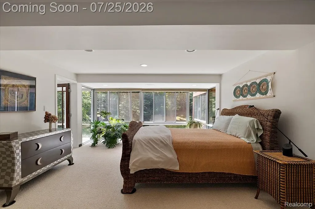 4910 Malibu Drive Bloomfield Charter Township MI 48302