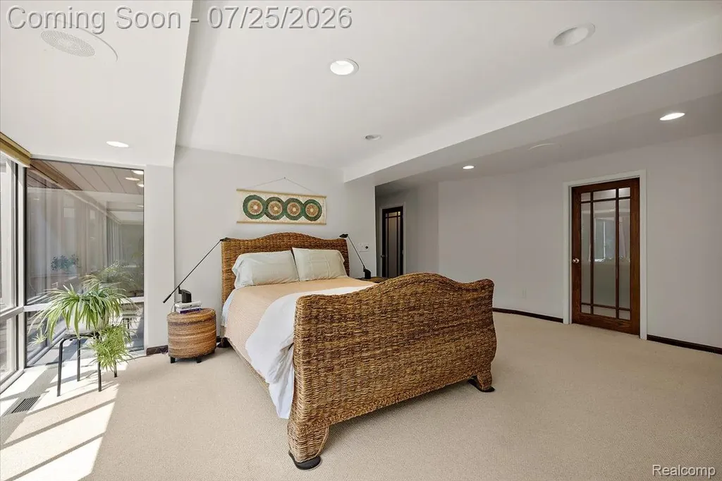 4910 Malibu Drive Bloomfield Charter Township MI 48302