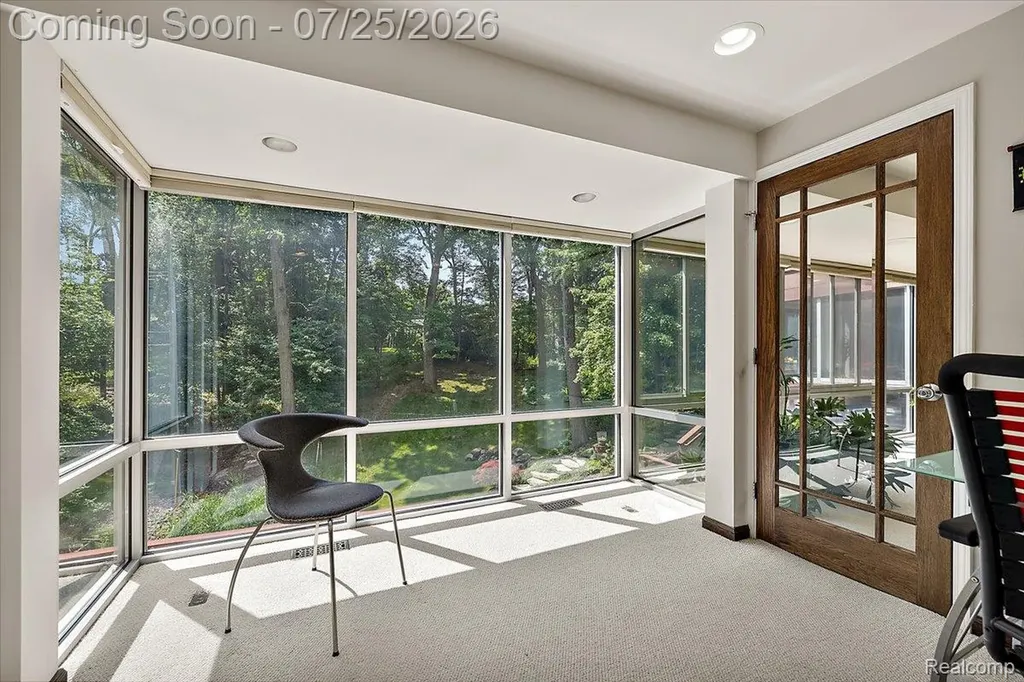 4910 Malibu Drive Bloomfield Charter Township MI 48302