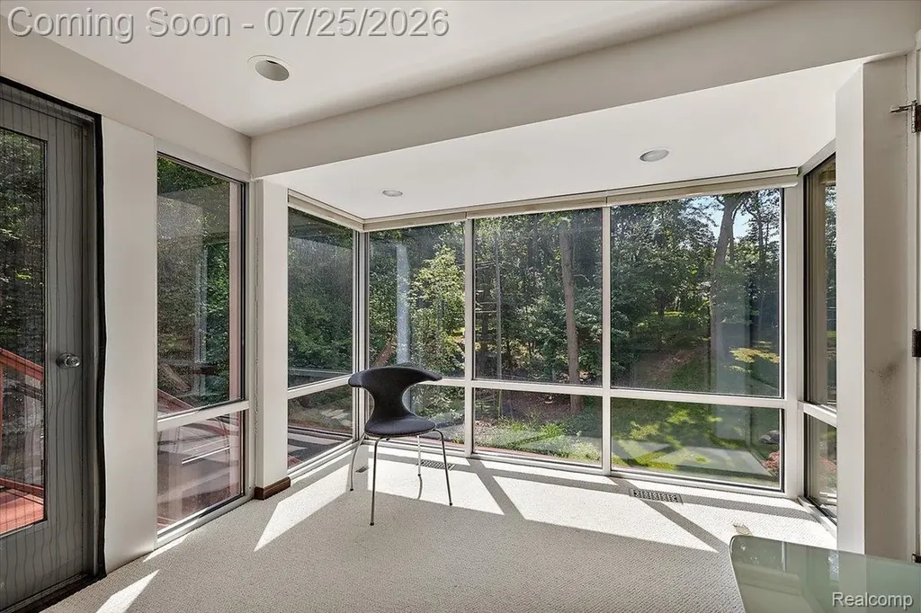4910 Malibu Drive Bloomfield Charter Township MI 48302