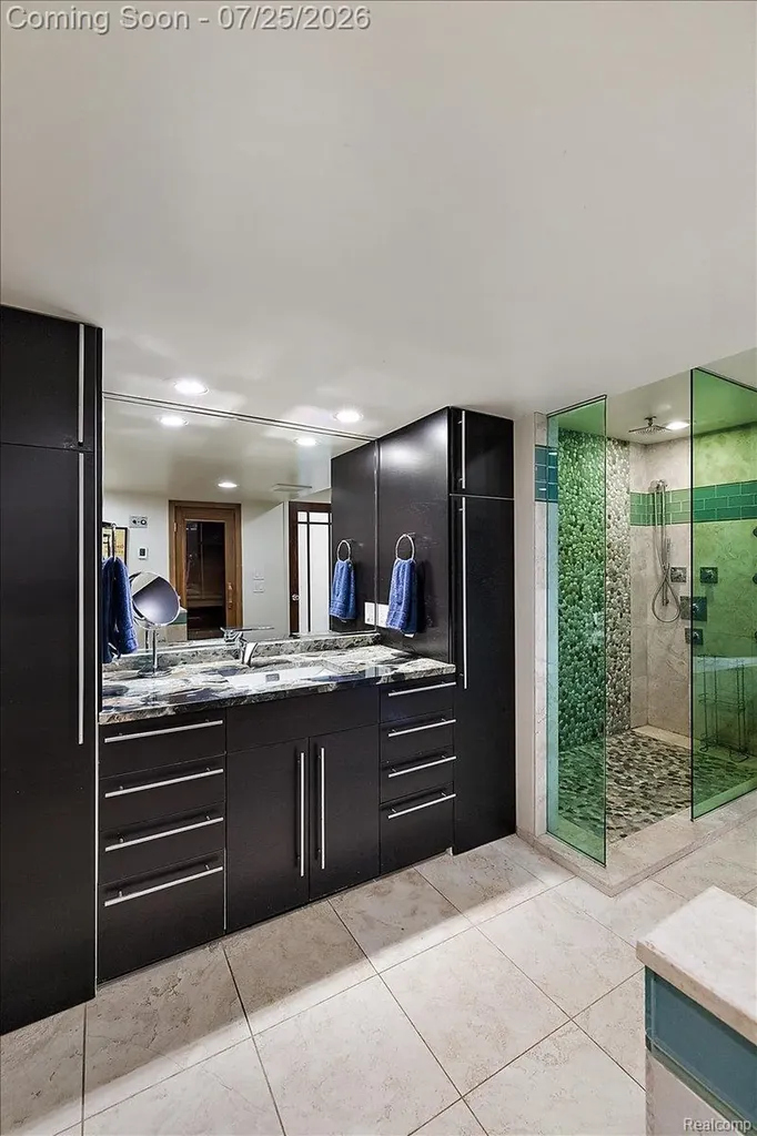 4910 Malibu Drive Bloomfield Charter Township MI 48302