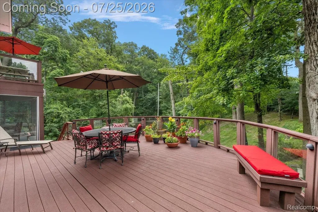 4910 Malibu Drive Bloomfield Charter Township MI 48302