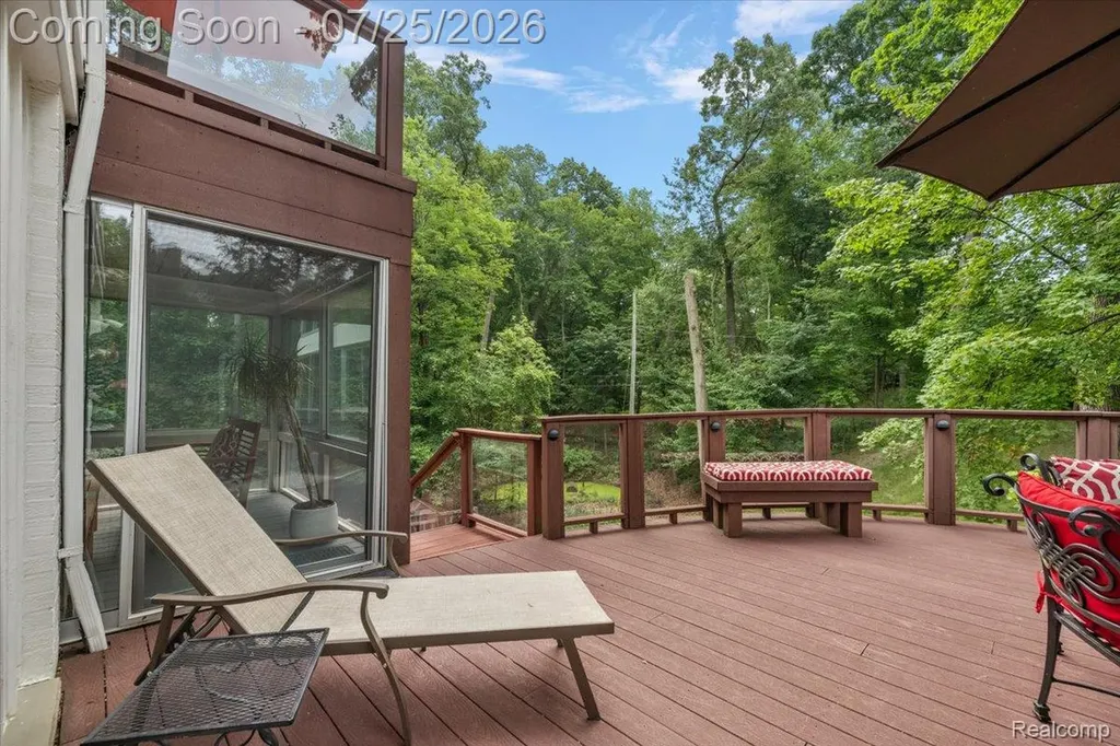 4910 Malibu Drive Bloomfield Charter Township MI 48302