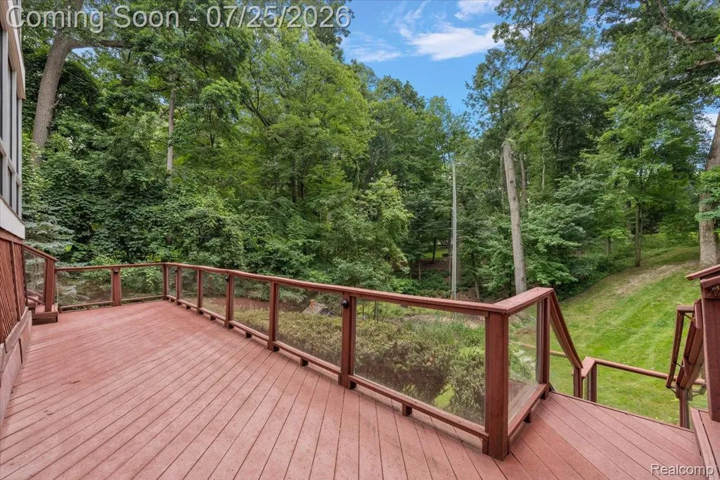4910 Malibu Drive Bloomfield Charter Township MI 48302