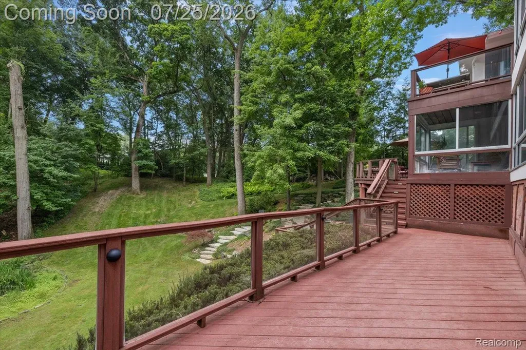 4910 Malibu Drive Bloomfield Charter Township MI 48302