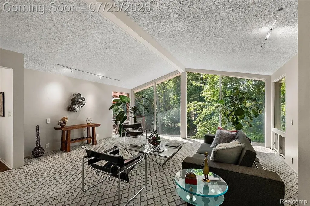 4910 Malibu Drive Bloomfield Charter Township MI 48302