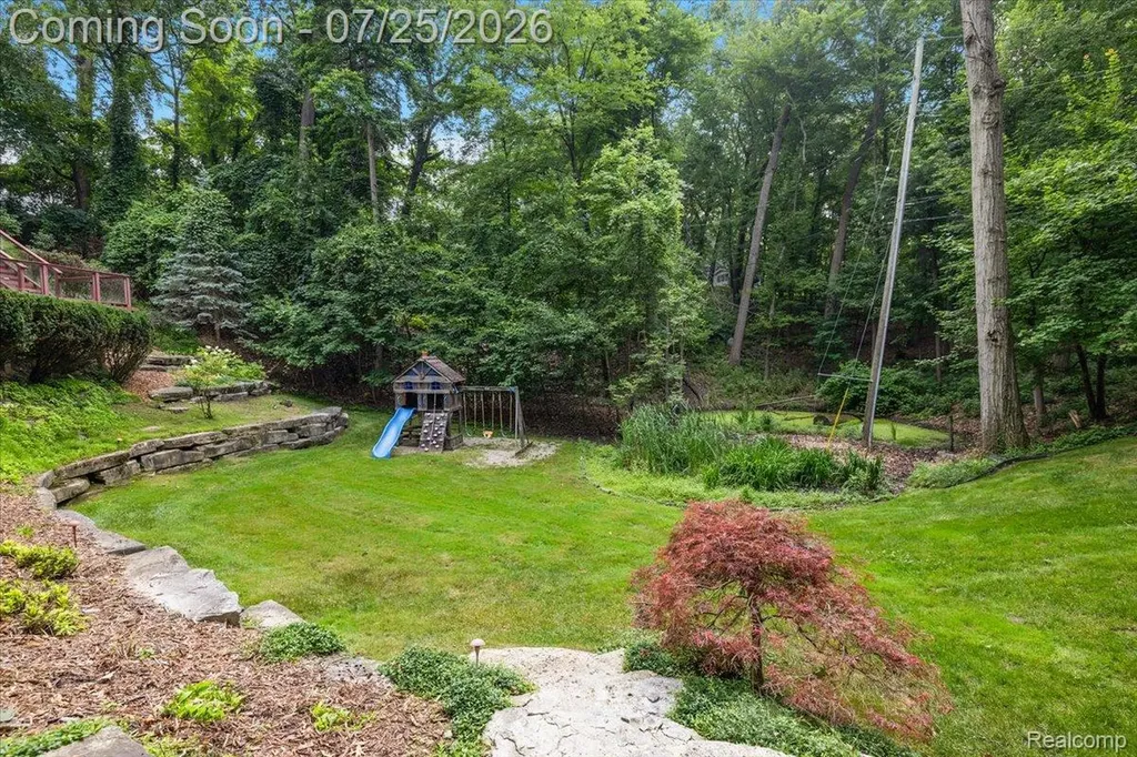4910 Malibu Drive Bloomfield Charter Township MI 48302