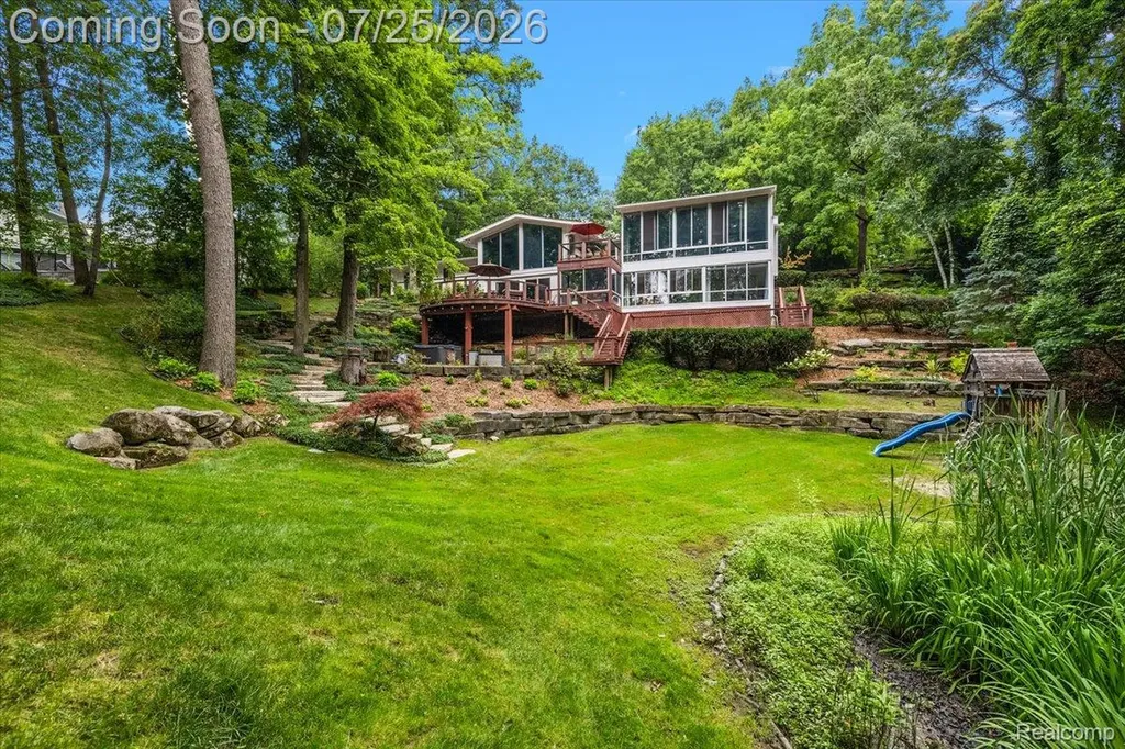 4910 Malibu Drive Bloomfield Charter Township MI 48302