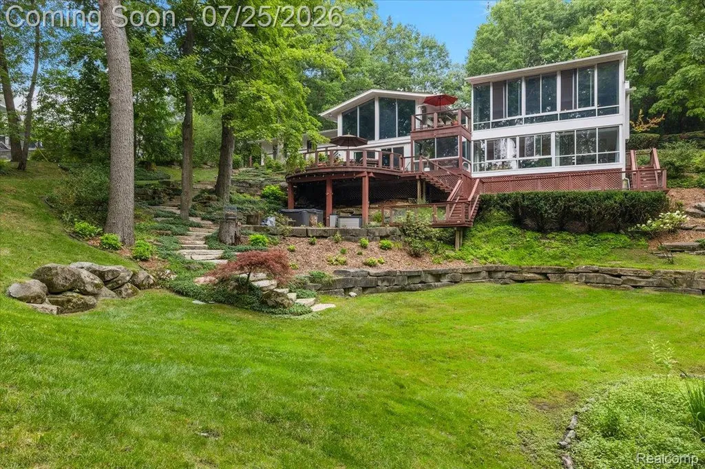 4910 Malibu Drive Bloomfield Charter Township MI 48302