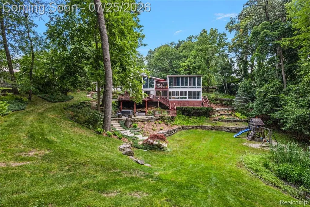 4910 Malibu Drive Bloomfield Charter Township MI 48302