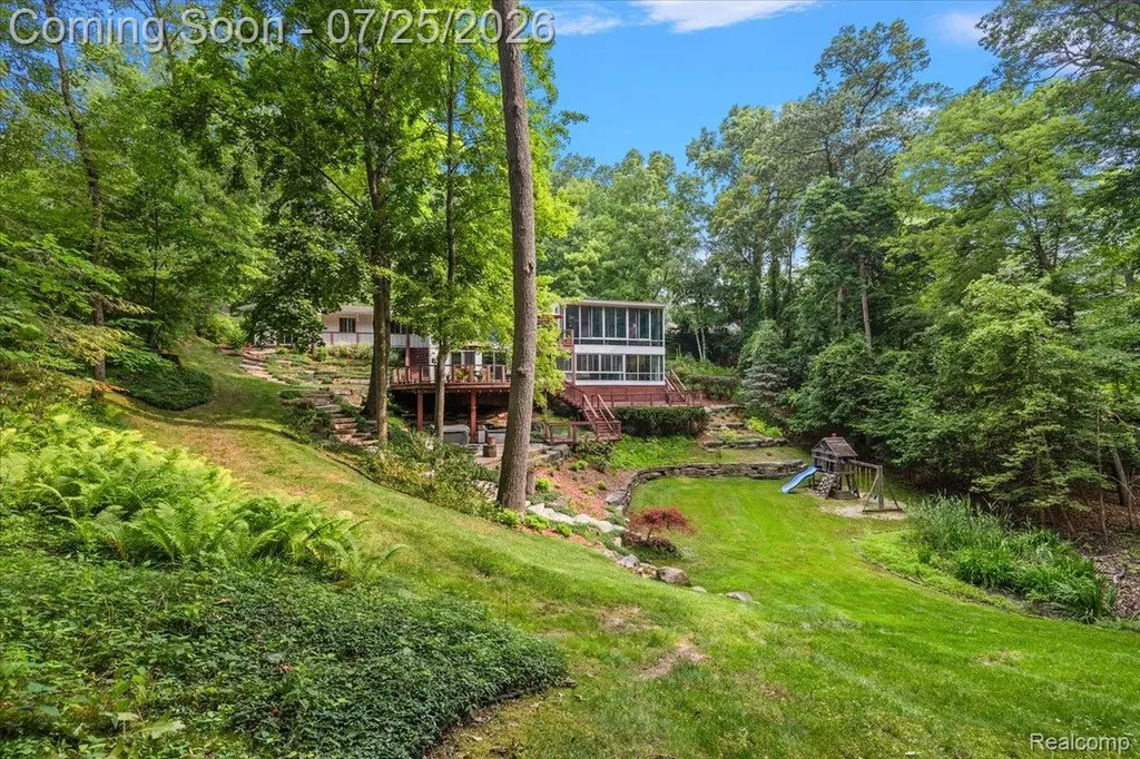 4910 Malibu Drive Bloomfield Charter Township MI 48302