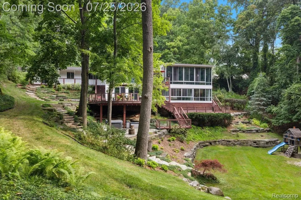 4910 Malibu Drive Bloomfield Charter Township MI 48302