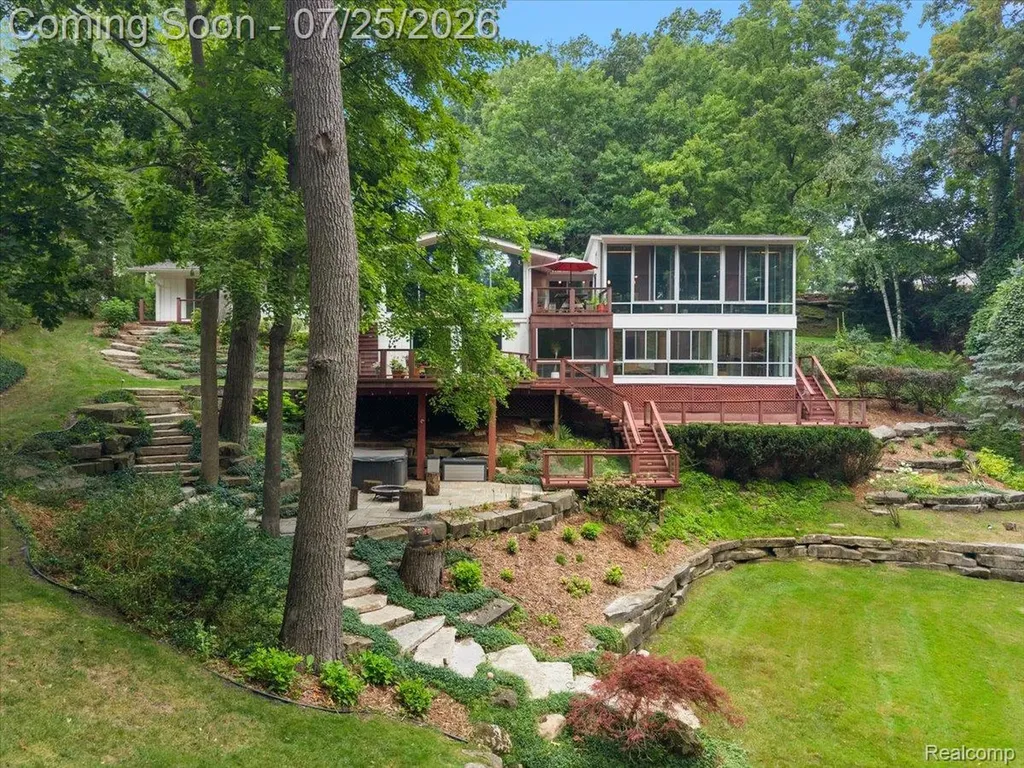 4910 Malibu Drive Bloomfield Charter Township MI 48302