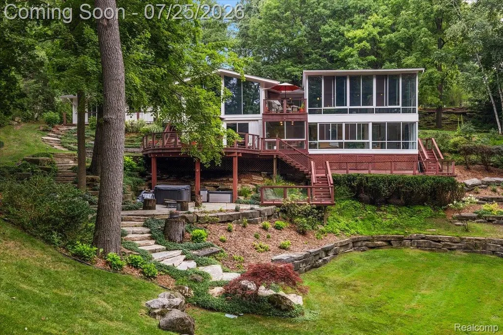 4910 Malibu Drive Bloomfield Charter Township MI 48302