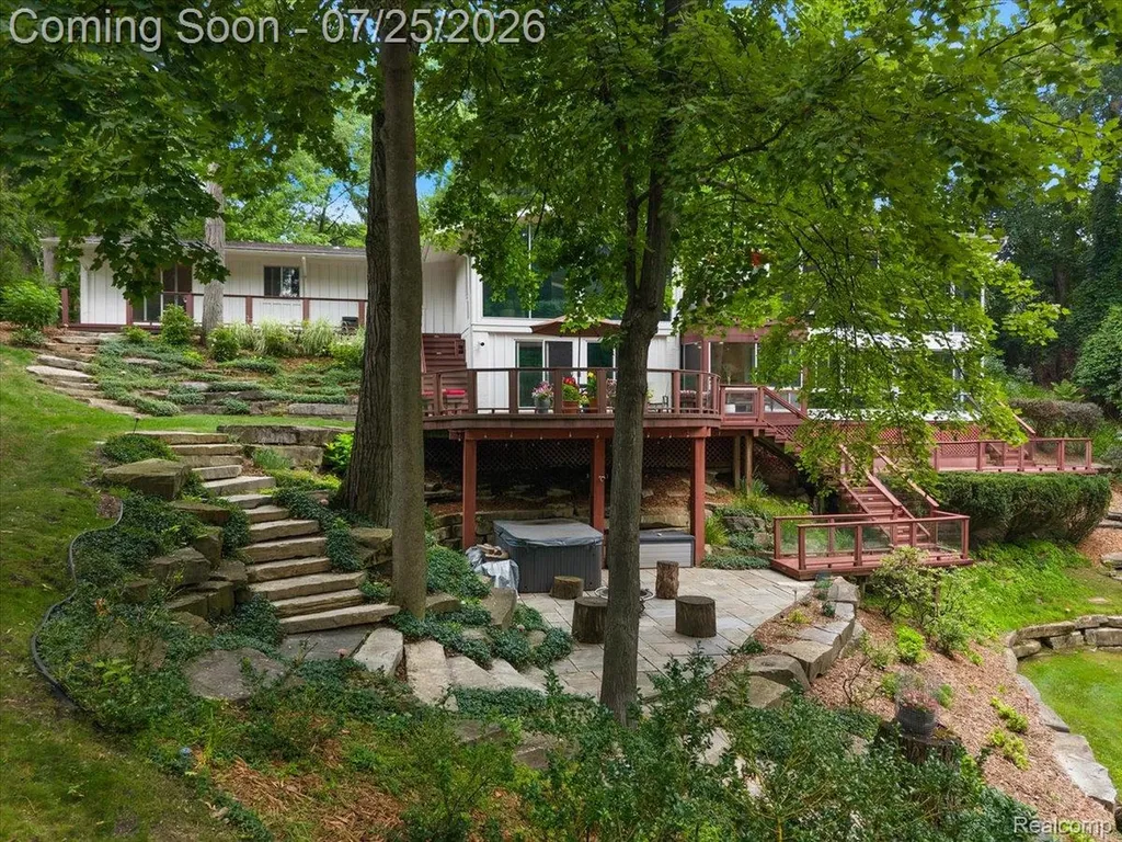 4910 Malibu Drive Bloomfield Charter Township MI 48302