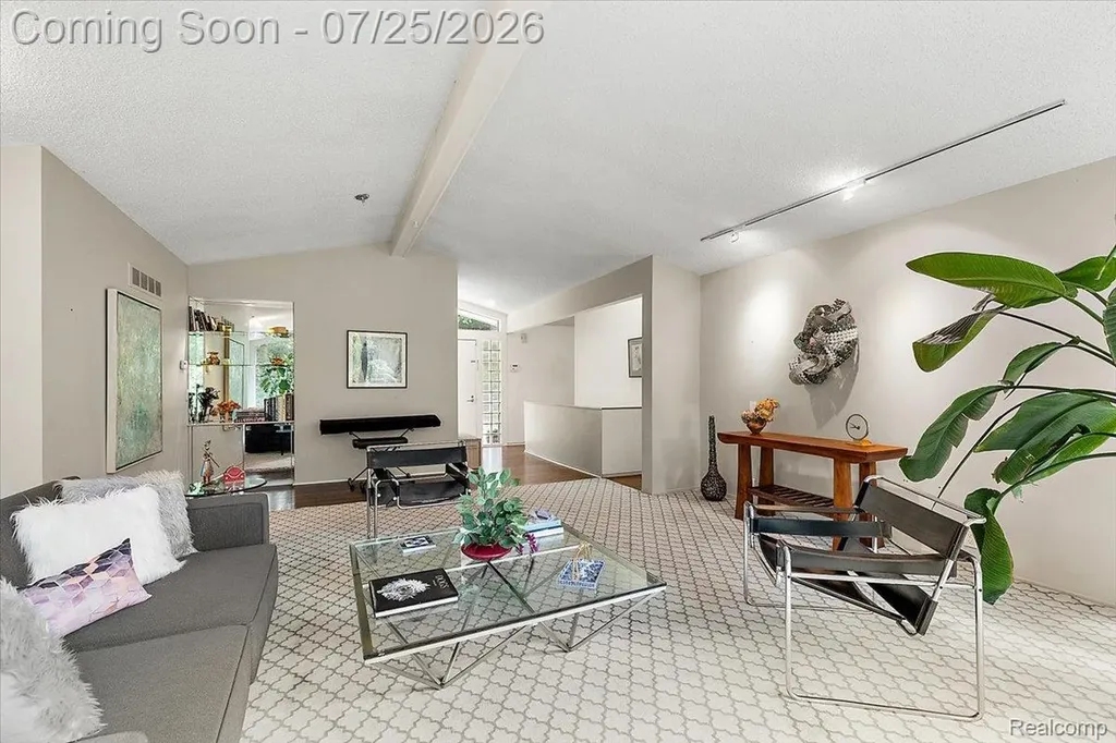 4910 Malibu Drive Bloomfield Charter Township MI 48302