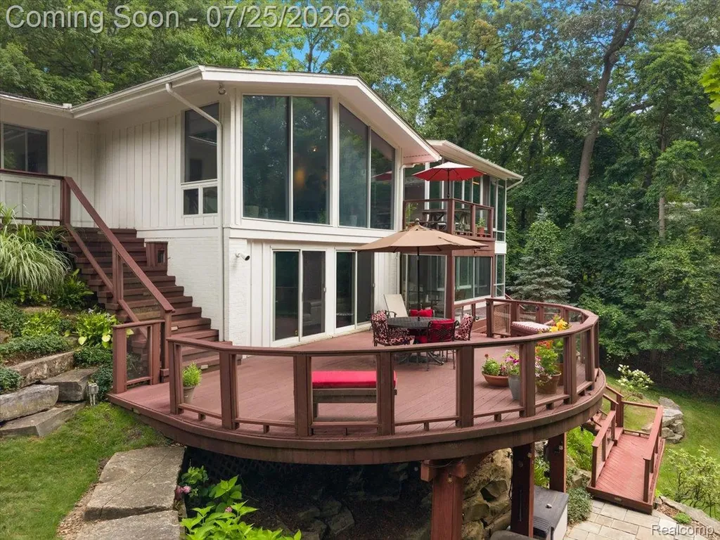 4910 Malibu Drive Bloomfield Charter Township MI 48302