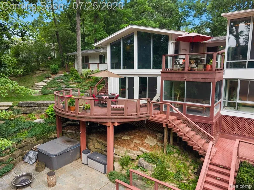 4910 Malibu Drive Bloomfield Charter Township MI 48302
