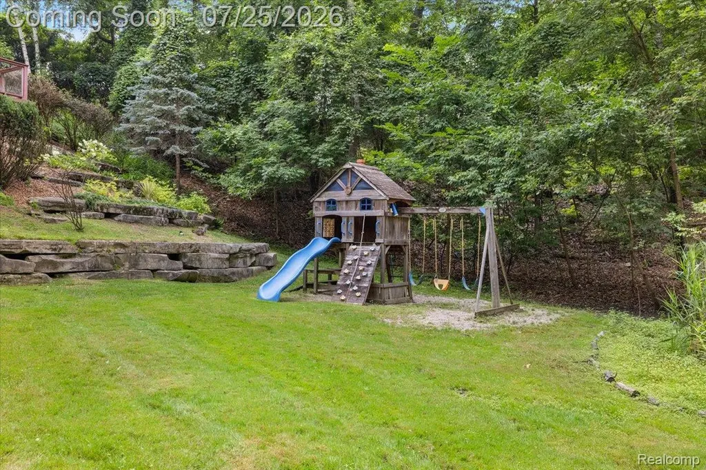 4910 Malibu Drive Bloomfield Charter Township MI 48302