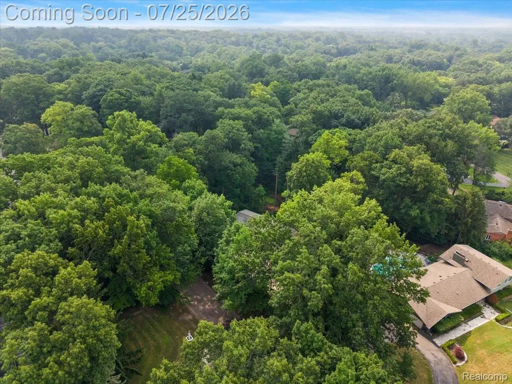 4910 Malibu Drive Bloomfield Charter Township MI 48302