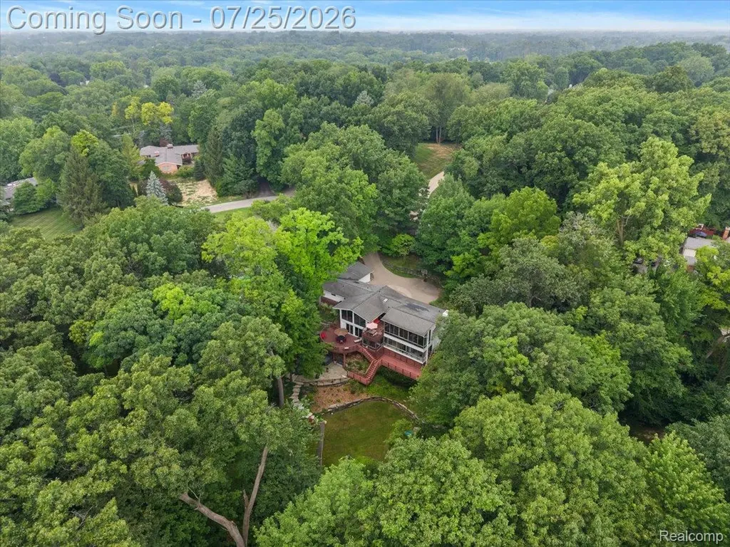 4910 Malibu Drive Bloomfield Charter Township MI 48302