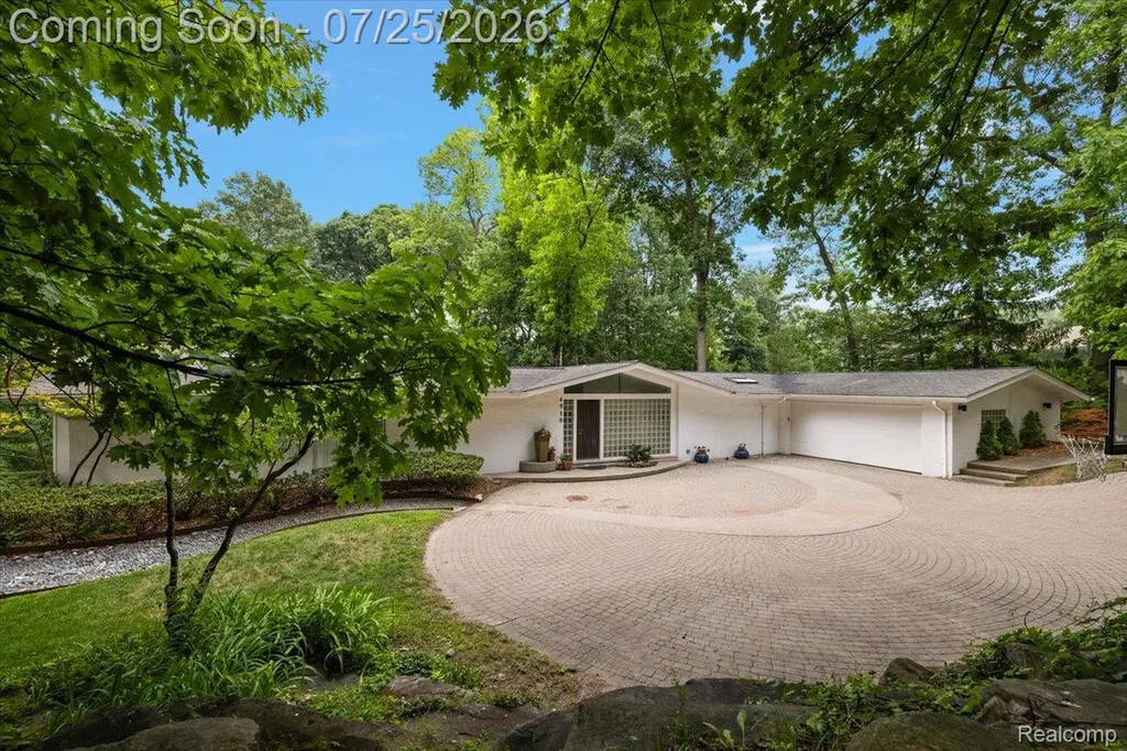 4910 Malibu Drive Bloomfield Charter Township MI 48302