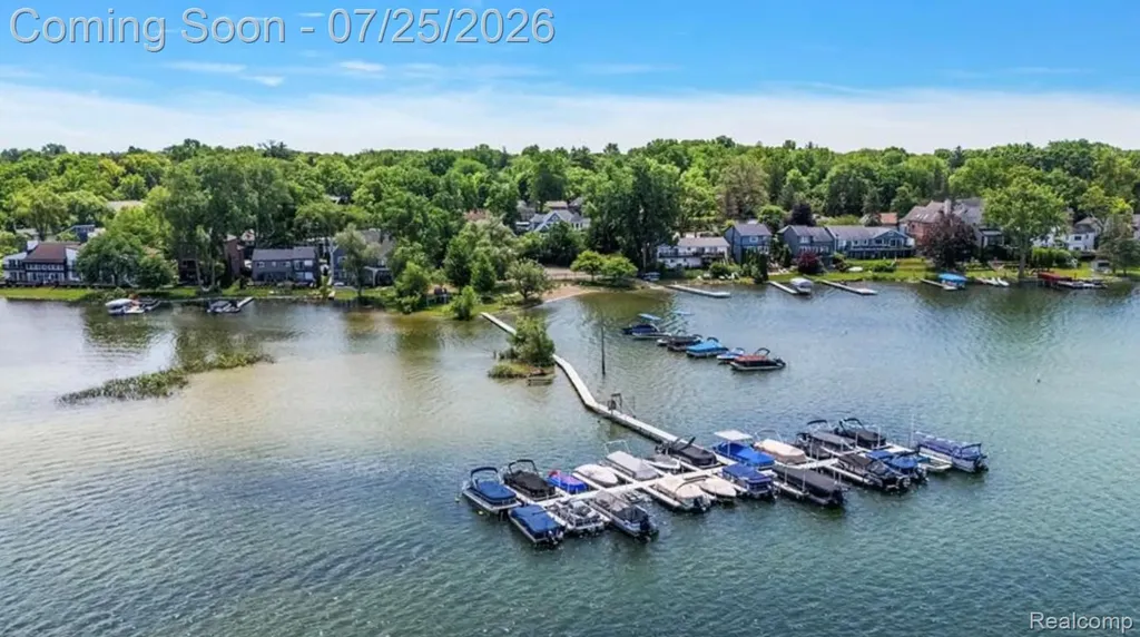 4910 Malibu Drive Bloomfield Charter Township MI 48302