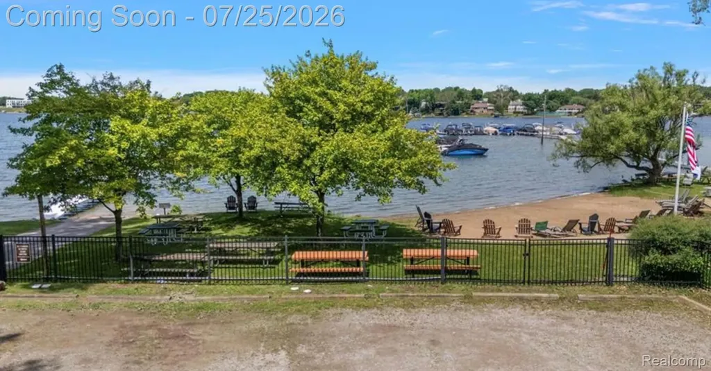 4910 Malibu Drive Bloomfield Charter Township MI 48302