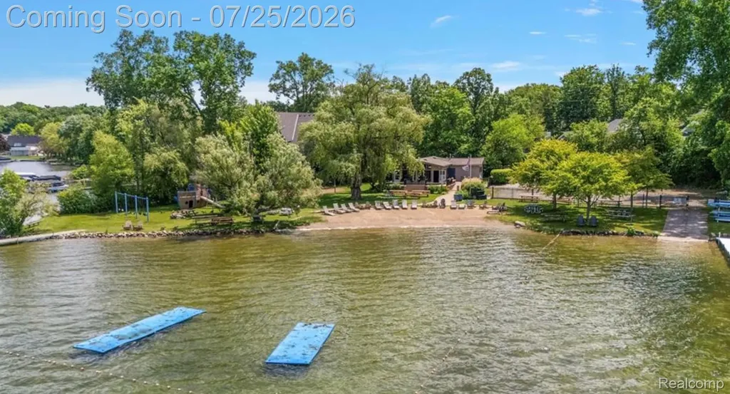 4910 Malibu Drive Bloomfield Charter Township MI 48302