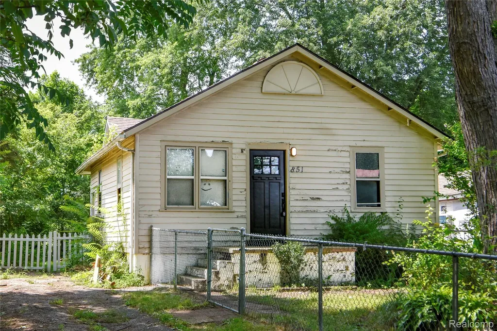 851 Sarasota Avenue Pontiac City MI 48340