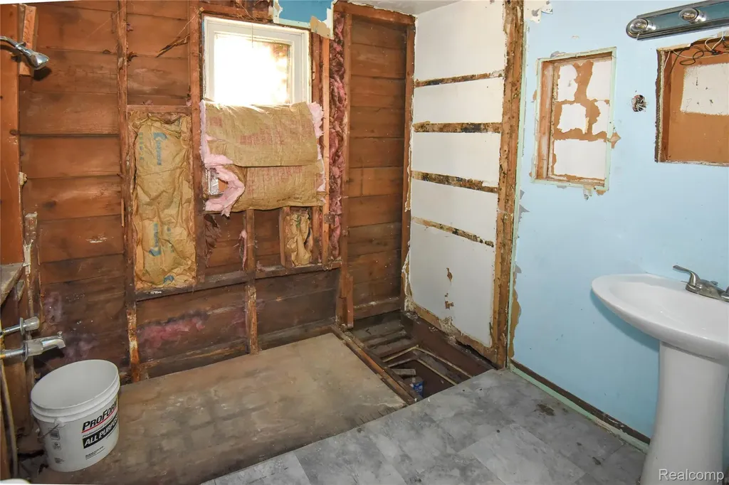 851 Sarasota Avenue Pontiac City MI 48340