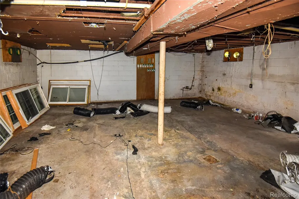 851 Sarasota Avenue Pontiac City MI 48340