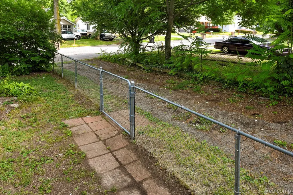 851 Sarasota Avenue Pontiac City MI 48340
