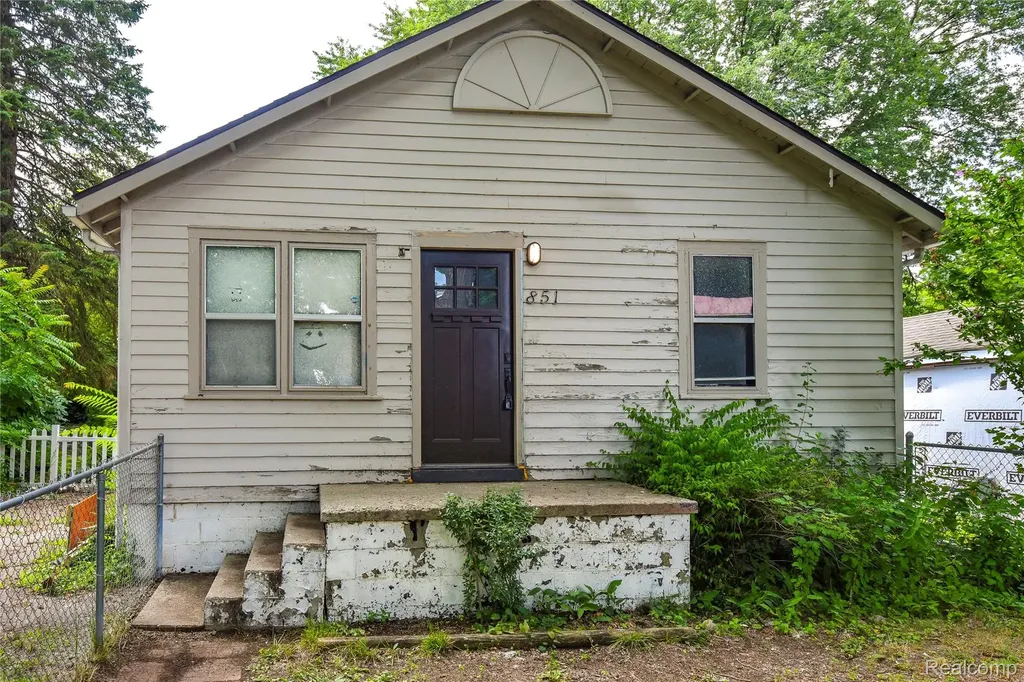851 Sarasota Avenue Pontiac City MI 48340