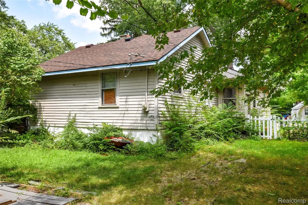 851 Sarasota Avenue Pontiac City MI 48340