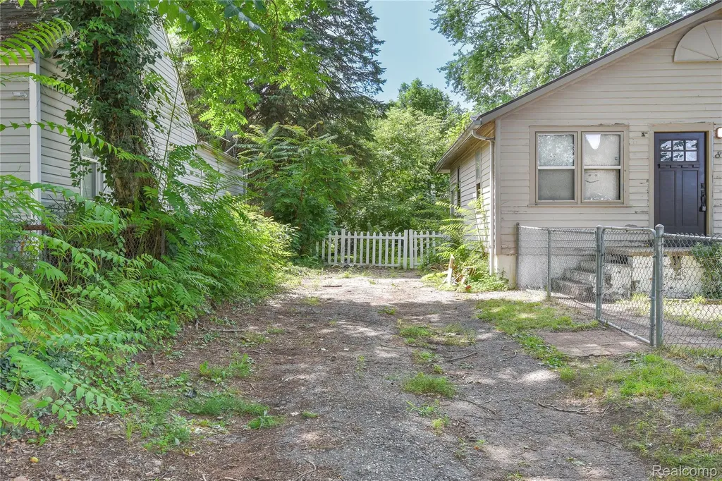 851 Sarasota Avenue Pontiac City MI 48340