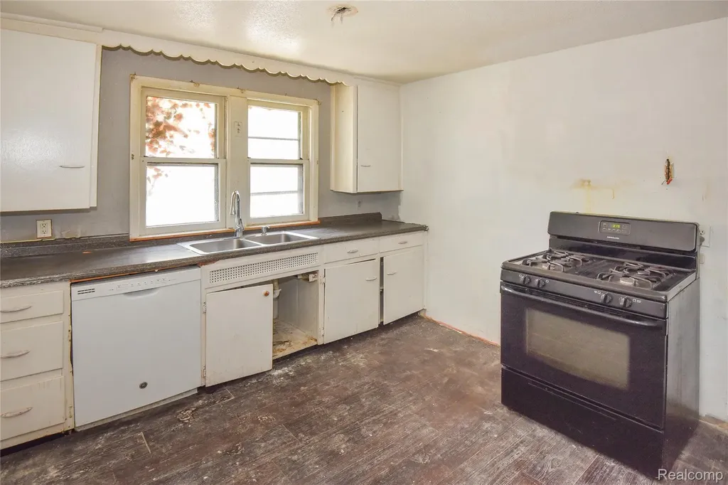 851 Sarasota Avenue Pontiac City MI 48340
